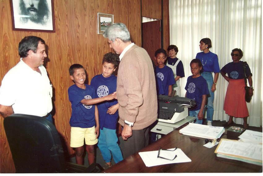 Crianças da SABSA visitam prefeito De Santi em seu gabinete (1992) 001.jpg (Copy)