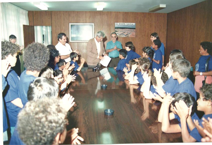 Crianças visitam prefeito De Santi com Porsani em 1992 (Copy)