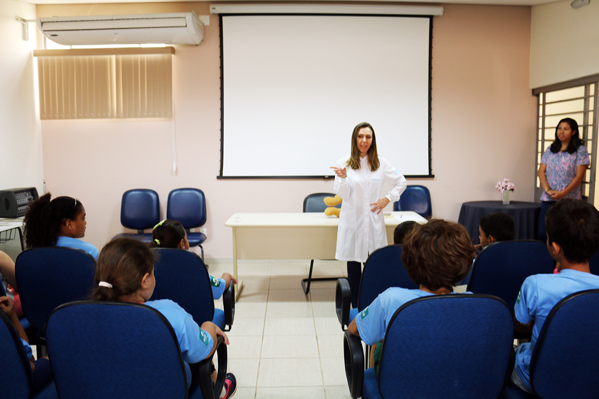 Drª. Fabiana Porsani recepciona crianças na SABSA conversando sobre saúde bucal